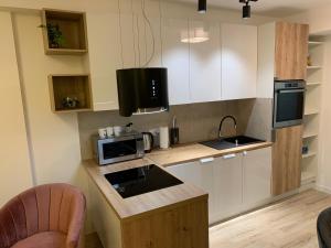 Kuchyňa alebo kuchynka v ubytovaní Moderno Apartament