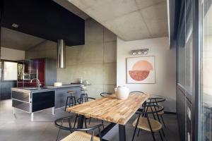 uma cozinha com uma mesa de madeira e algumas cadeiras em Amazing Villa in San Sebastián by SanSe Holidays em San Sebastián