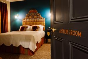 Schlafzimmer mit einem Bett und einem afrikanischen Zimmer in der Unterkunft Arthurs in Hillsborough