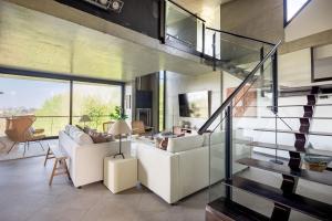 una sala de estar con muebles blancos y una escalera. en Amazing Villa in San Sebastián by SanSe Holidays, en San Sebastián