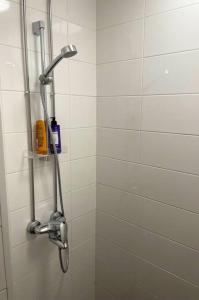 a shower in a bathroom with a shower curtain at Juuri remontoitu kodikas asunto Anttolan satamassa in Anttola