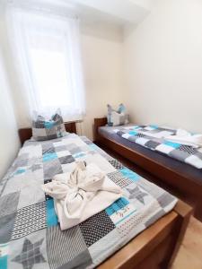2 Betten mit Handtüchern in einem Schlafzimmer in der Unterkunft HOTEL RADOMSKO in Radomsko