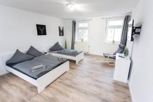Posezení v ubytování Schickes 1-Raum-Apartment mit Balkon und vollausgestatteter Küche