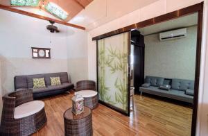 a living room with a couch and a table at Casita Don Eliber in Fortuna