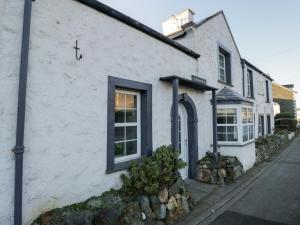 una casa blanca con una cruz en una calle en Lakeland View, en Keswick