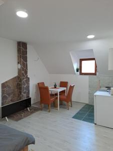 a kitchen and dining room with a table and chairs at Apartmani LEON Brzeće/Apartmens LEON Brzece in Brzeće
