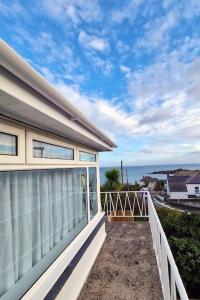 En balkon eller terrasse på Spacious home with panoramic sea view, free parking EV & large garden