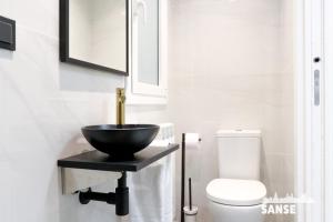 y baño con lavamanos y aseo. en Apartamento Kursal by SanSe Holidays en San Sebastián