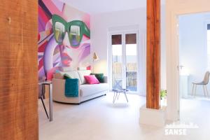 sala de estar con sofá y pintura en Apartamento Kursal by SanSe Holidays en San Sebastián