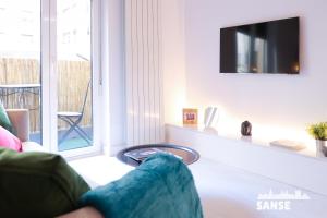 sala de estar con sofá y TV en Apartamento Kursal by SanSe Holidays en San Sebastián