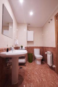 A bathroom at Apartamento La Calma, plaza de La Inmaculada, en el centro de León Még 16 kép