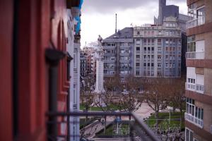 - une vue depuis la fenêtre d'une ville avec des bâtiments dans l'établissement Apartamento La Calma, plaza de La Inmaculada, en el centro de León, à León