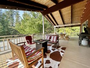 weranda z krzesłami i stołem na tarasie w obiekcie Maple Leaf Lodge by NW Comfy Cabins w mieście Leavenworth