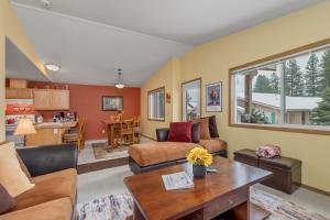 uma sala de estar com um sofá e uma mesa em Suite Serenity Condo by NW Comfy Cabins em Leavenworth