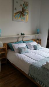 1 dormitorio con 1 cama con una foto de mariposa en la pared en Lister Mills, Apartment 327, Silk Warehouse, Lilycroft Rd, BD9 5BD en Bradford