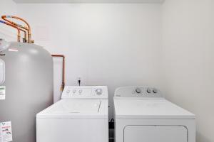 une cuisine avec deux machines et un réfrigérateur dans l'établissement Regency Isle 802, à Orange Beach