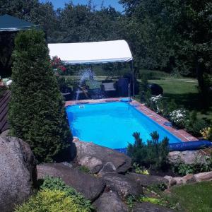 a swimming pool in a yard with a tent at Chalupa, 3x apartmány, 11 lůžek. in Sedlec