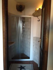 een badkamer met een douche met een ster op de vloer bij Altes Backhaus in Maranzana in Mombaruzzo