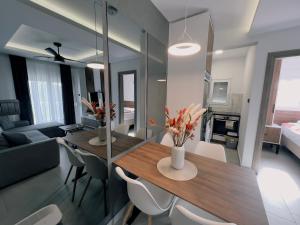 een eetkamer en een woonkamer met een tafel en stoelen bij MK Boutique Apartment Perea in Perea