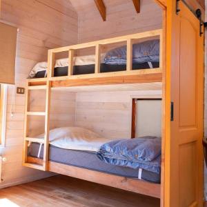 Poschodová posteľ alebo postele v izbe v ubytovaní Los Cantos del Agua