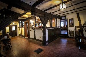 um quarto amplo com vigas de madeira num edifício em Hotel und Restaurant Zum Löwen em Gelnhausen