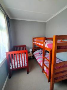 Katil dua tingkat atau katil-katil dua tingkat dalam bilik di Cosy Kiwi bach Kid and Pet friendly Beach house