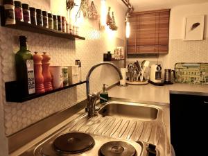 un lavello in acciaio inossidabile con rubinetto da cucina di Hedmansgårdens basement apartment a Trelleborg