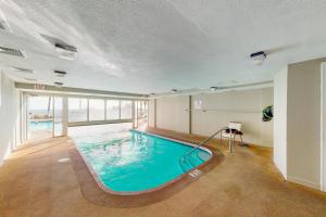 una piscina cubierta en un edificio con piscina en Tradewinds 601, en Orange Beach