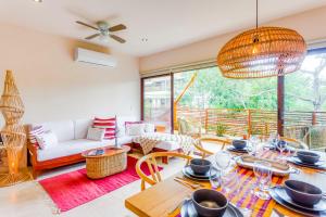 - un salon avec une table, des chaises et un canapé dans l'établissement Nature Luxury Selva Norte, à Tulum