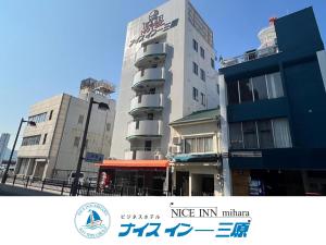 三原的住宿－ナイスイン三原，一座高大的建筑,前面有建筑