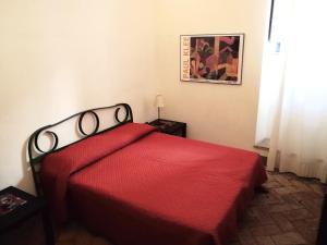 um quarto com uma cama vermelha e um cobertor vermelho em Umbria Valnerina in Noble Residence near Spoleto Apartment x 4-6 persons em SantʼAnatolia di Narco