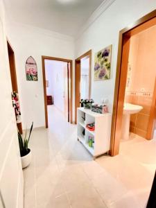 Zimmer mit einem Bad mit einem Waschbecken und einem Schrank in der Unterkunft Flamingos Apartment with 2 swimming pool com check in e check out ao domingo em julho e agosto in Albufeira