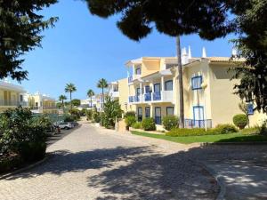 eine Straße vor einem großen Gebäude in der Unterkunft Flamingos Apartment with 2 swimming pool com check in e check out ao domingo em julho e agosto in Albufeira