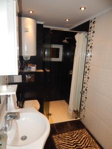 y baño con lavabo blanco y ducha. en Ivet Guest rooms en Varna