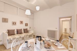 a living room with a bed and a table and chairs at Casa Dolce Casa in Rome