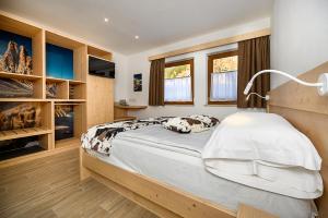 sypialnia z dużym łóżkiem z lampką w obiekcie B&B B&Beautyfol Dolomites adults only w mieście Predazzo