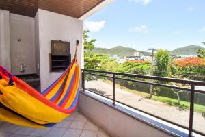 Habitación con TV y balcón con hamaca. en Área Nobre, 2 quadras da Praia nos Ingleses, 8 hóspedes P2035, en Florianópolis