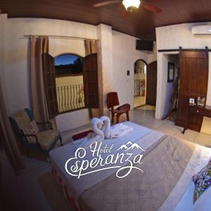 エステリにあるHotel Esperanza Estelíのベッドルーム1室(スペイン語のサイン付)