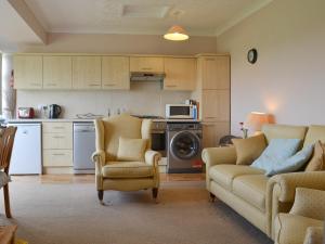 Knitsley的住宿－Jasmine Cottage，客厅配有沙发和两把椅子