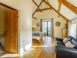 a living room with a couch and a bed at East Cottage - Ukc4432 in Brent Knoll