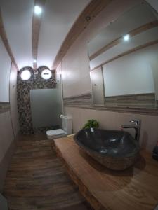 une salle de bain avec un grand lavabo et un miroir dans l'établissement EL Rincón de Lola, à Carboneras de Guadazaón 26 autres photos