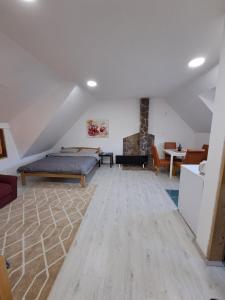 Ένα ή περισσότερα κρεβάτια σε δωμάτιο στο Apartmani LEON Brzeće/Apartmens LEON Brzece +26 φωτογραφίες