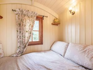 a bed in a room with a window at The Nuthatch - Uk40297 in Martin