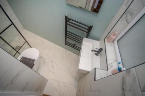 an overhead view of a bathroom with a sink and a toilet at Hideaway Cottage in Bristol +24 photos