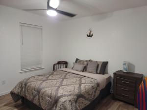 - une chambre avec un lit et un ventilateur de plafond dans l'établissement Beautiful Relaxing Vacation Home, à Flour Bluff