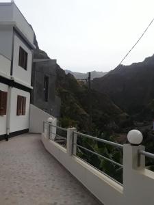einen Balkon mit Bergblick in der Unterkunft CASA MINGA & TATOL in Ribeira Grande