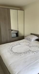 Appartement la panne Vue laterale sur mer客房内的一张或多张床位