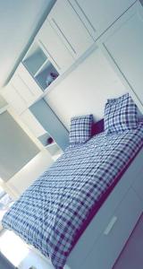 Appartement la panne Vue laterale sur mer客房内的一张或多张床位