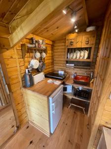 una vista aérea de una cocina en una cabaña de madera en 7eme ciel - Tiny House avec Grande Piscine intérieure chauffée toute l'année, en Marais-Vernier