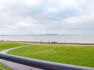 - une vue sur la plage depuis une fenêtre de voiture dans l'établissement Gower Sunset Views, à Llanelli